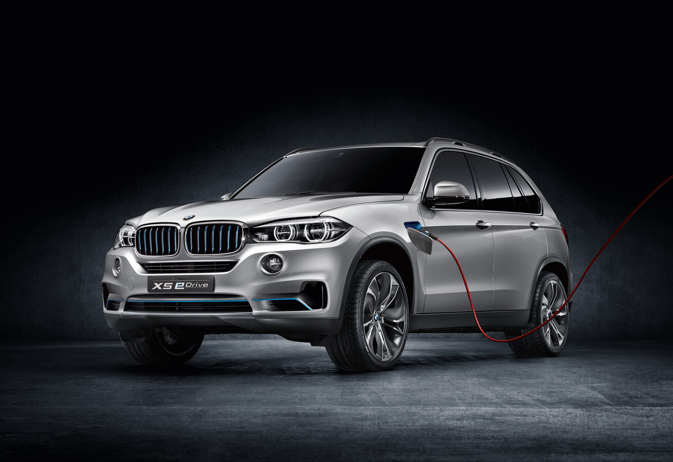 Salone di parigi, Bmw porta la X5 eDrive