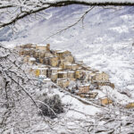 Luigi Saccoccia nel suo scatto ha ripreso il suggestivo comune innevato di Opi nel Parco Nazionale d’Abruzzo, Lazio e Molise