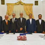 Il Direttore Generale IAEA Yukiya Amano e il Vice Presidente della Islamic Republic of Iran Ali Akhbar Salehi alla firma dell'accordo, Vienna, 14 luglio 2015.
