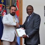 Evgeny Lebedev, patron di Space for Giants e proprietario delle testate britanniche The Independent e Evening Standard con il Presidente Kenyatta